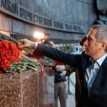 Депутаты Госдумы, ветераны СВО и общественные деятели приняли участие в патриотической акции «Свеча памяти» в Крылатском