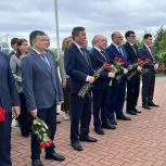 В День памяти и скорби депутаты и активисты Единой России возложили цветы к Вечному огню