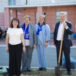 Высадка деревьев и субботники: партийцы вместе с жителями продолжают благоустраивать города и посёлки Югры