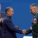 Брянский Герой России получил партбилет из рук Дмитрия Медведева