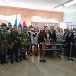В Пойковском «Единая Россия» открыла «Парту Героя» имени участника СВО