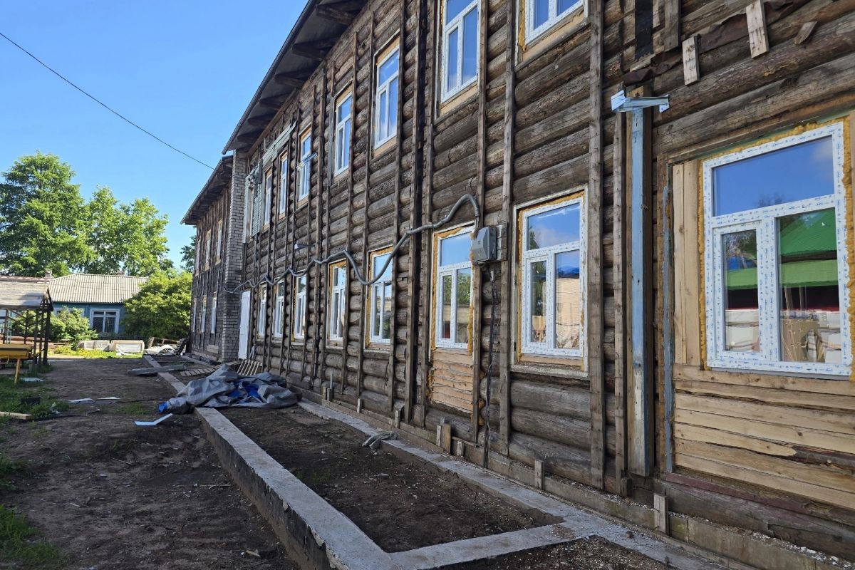 Еженедельно глава Пинежского округа и её заместители посещают этот объект, чтобы посмотреть, как идут дела.