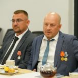В кругу героев: Виталий Шабалатов встретился с врачами, прошедшими СВО