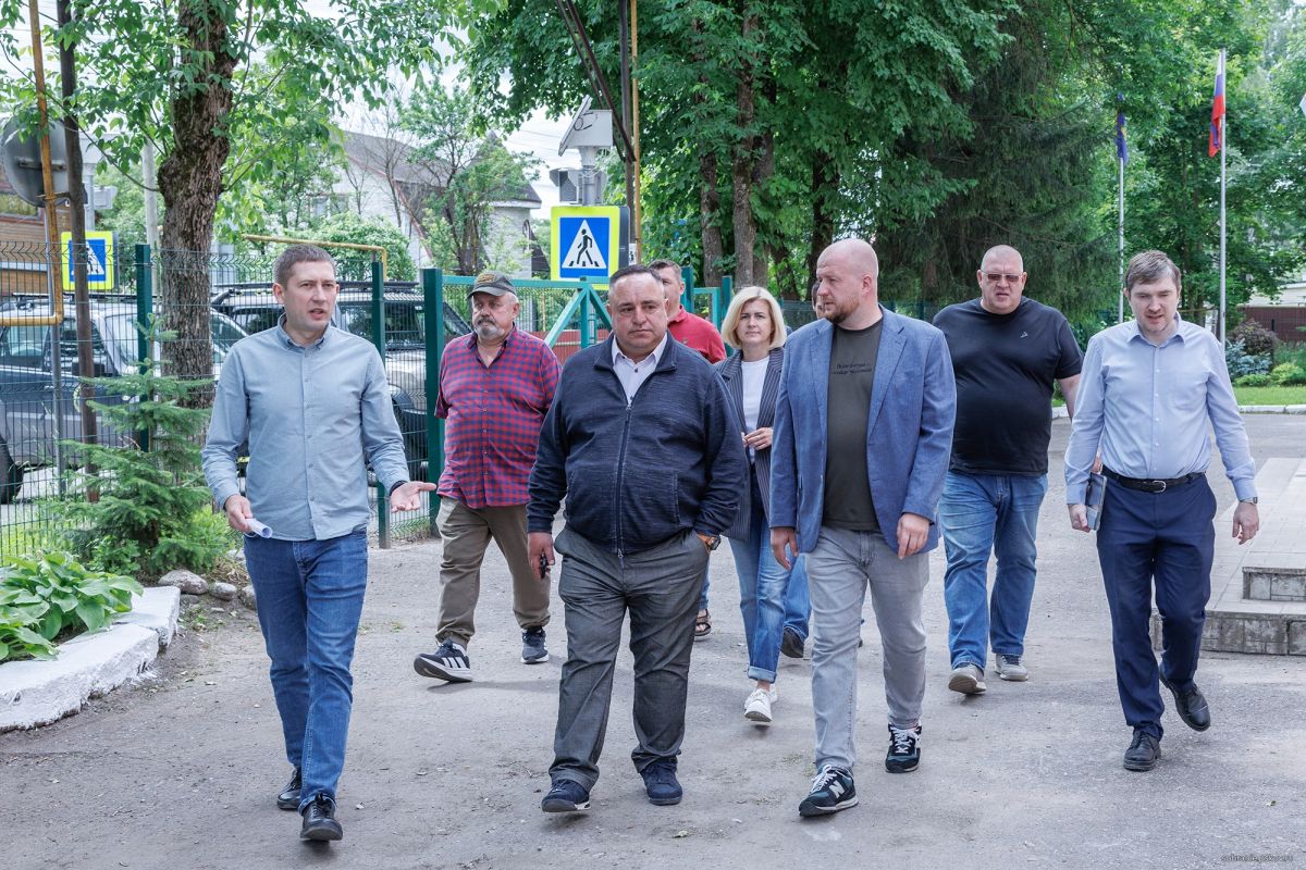 Ход ремонтных работ в псковских школах оценили депутат Алексей Севастьянов и глава города Борис Елкин