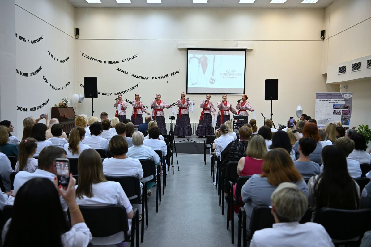 В преддверии Дня медицинского работника депутаты и активисты «Единой России» поздравляют врачей с профессиональным праздником
