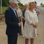 В шаговой доступности и с освещением: Алла Салаева проверила готовность новой остановки для жителей деревни, где треть — люди серебряного возраста