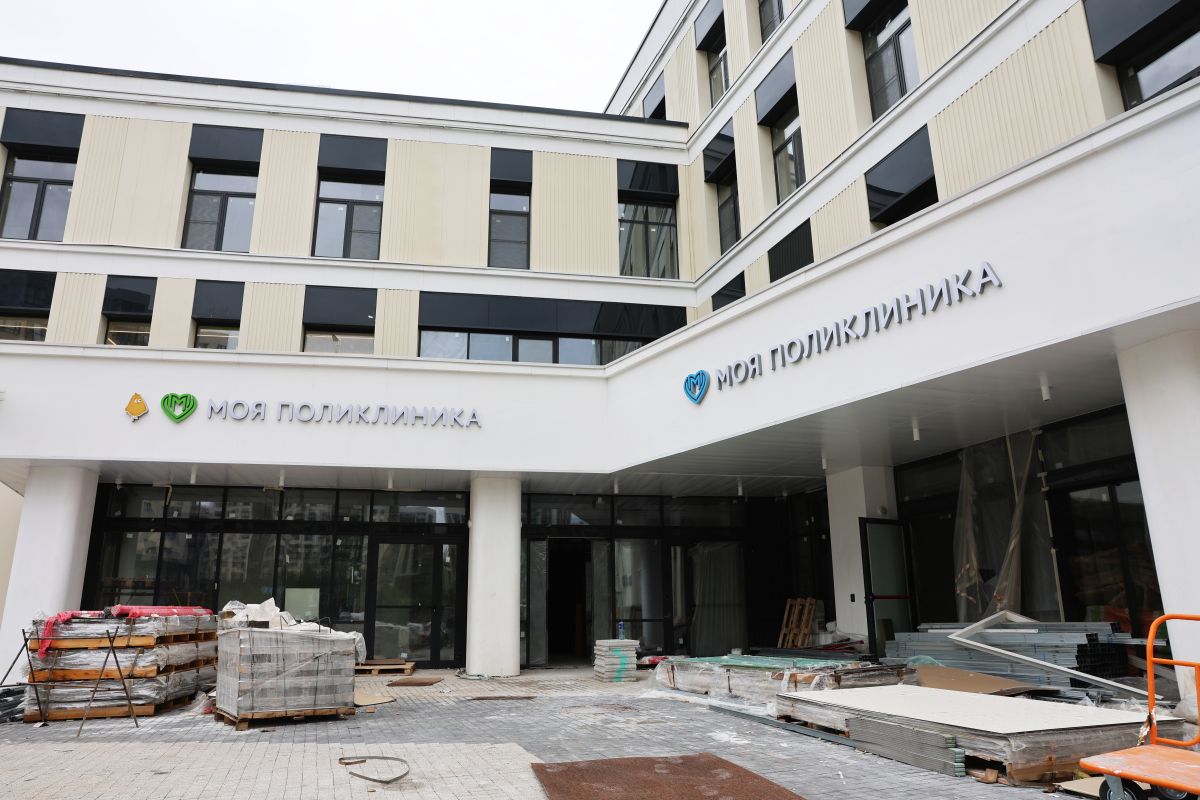 Депутат Госдумы Дмитрий Саблин проконтролировал оснащение медицинским оборудованием детско-взрослую поликлинику в Коммунарке