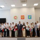 10 юных актанышцев получили паспорта из рук главы района