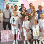 Марсель Шайдуллин поздравил семью Рахимовых с рождением восьмого ребенка