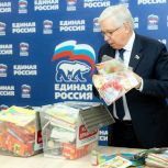 Карандаши, раскраски и конструкторы: партийцы Ноябрьска и Губкинского передали подарки в «Коробку храбрости»
