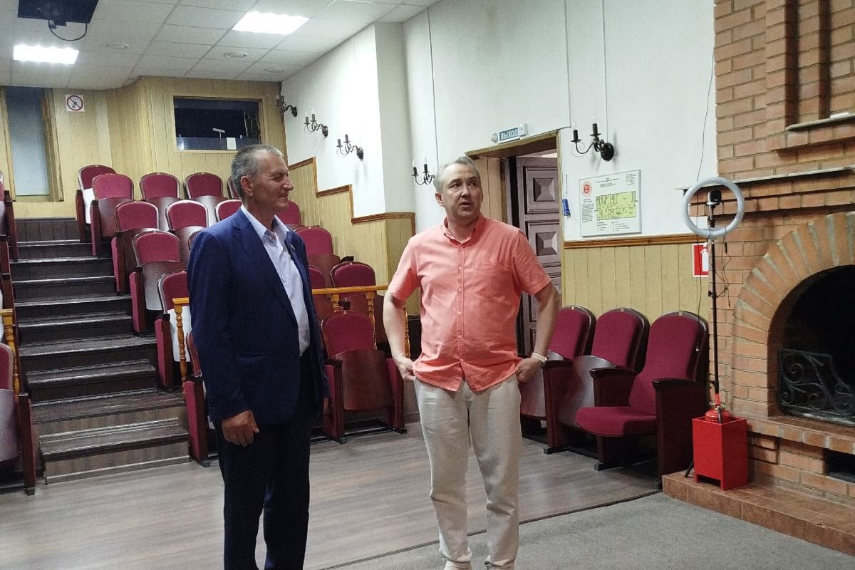 Театру «Русский стиль» помогли приобрести швейное оборудование для создания костюмов