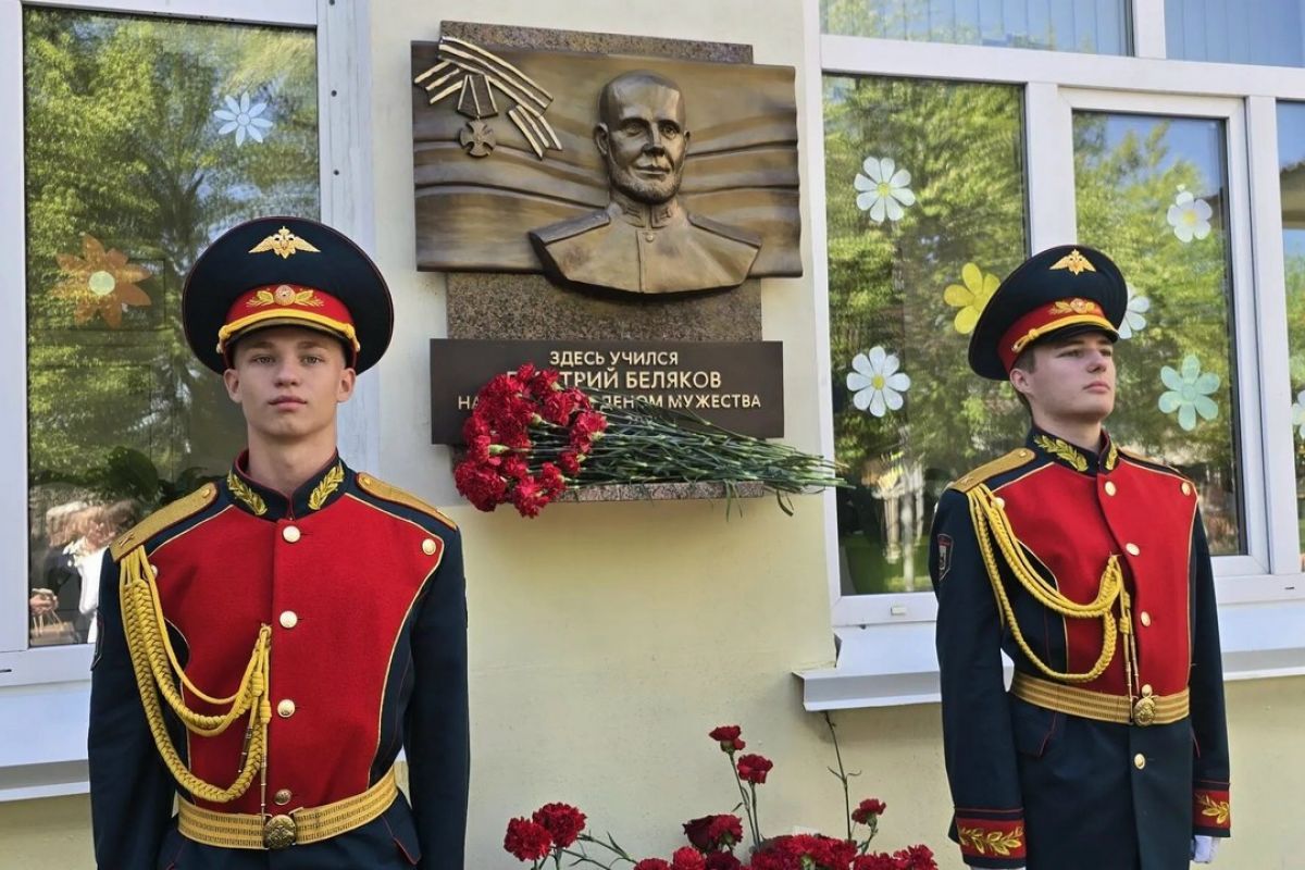 По партпроекту «Единой России» «Историческая память» в Иркутске открыли мемориальную доску участнику СВО