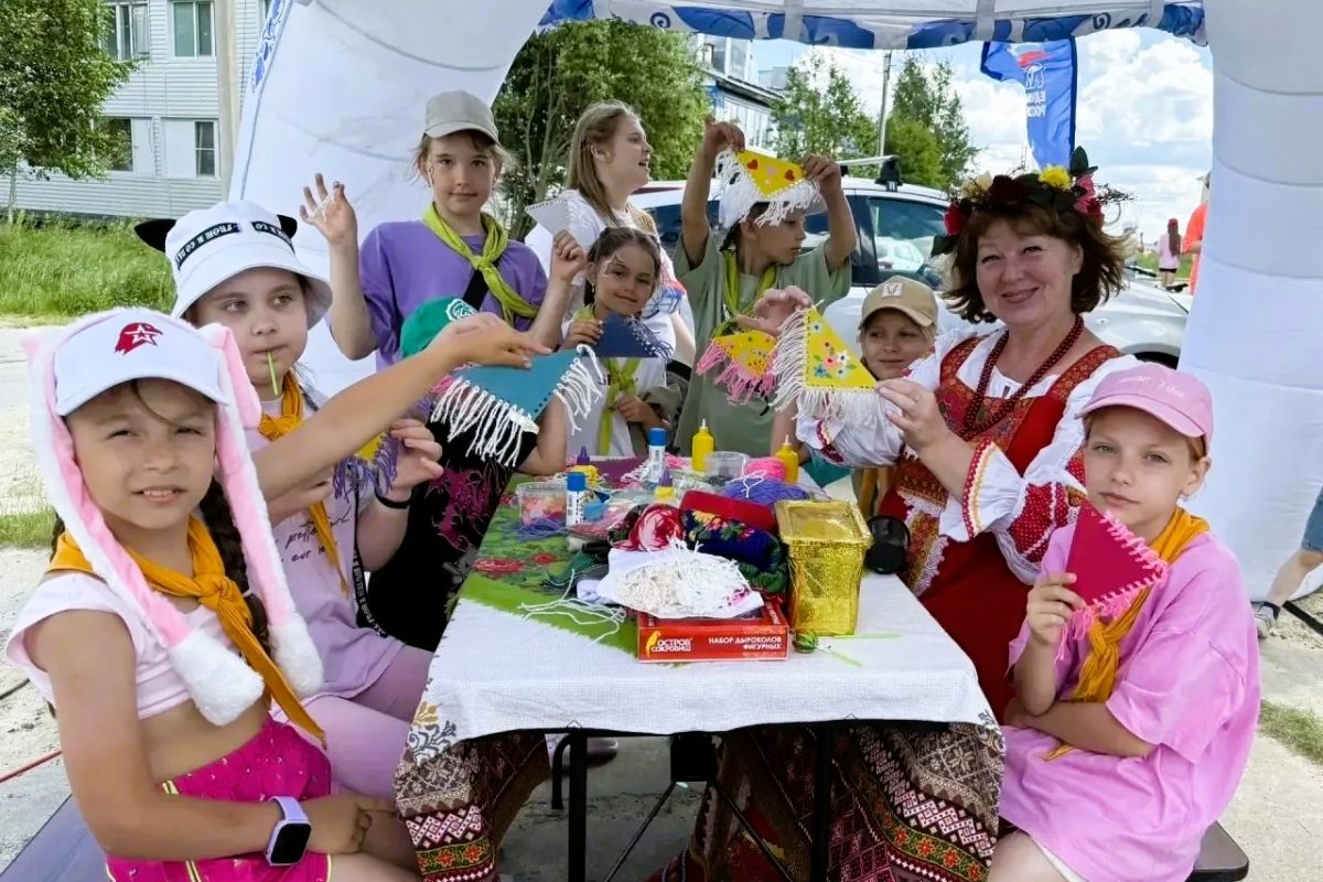 Единороссы устроили праздник добрососедства для жителей Нягани