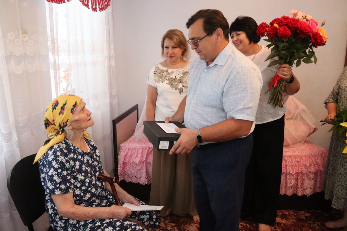 «Единая Россия» поздравила долгожительницу Советского округа со 100-летием