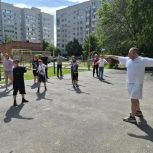 Баскетболист и тяжелоатлет провели зарядку для детей