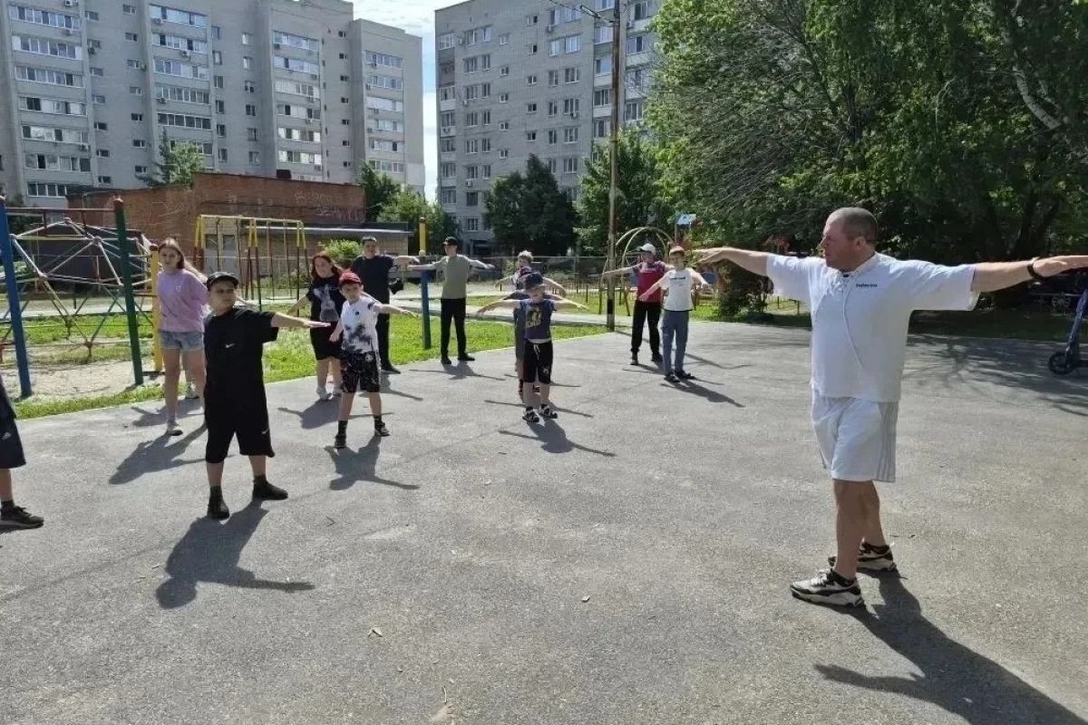 Баскетболист и тяжелоатлет провели зарядку для детей