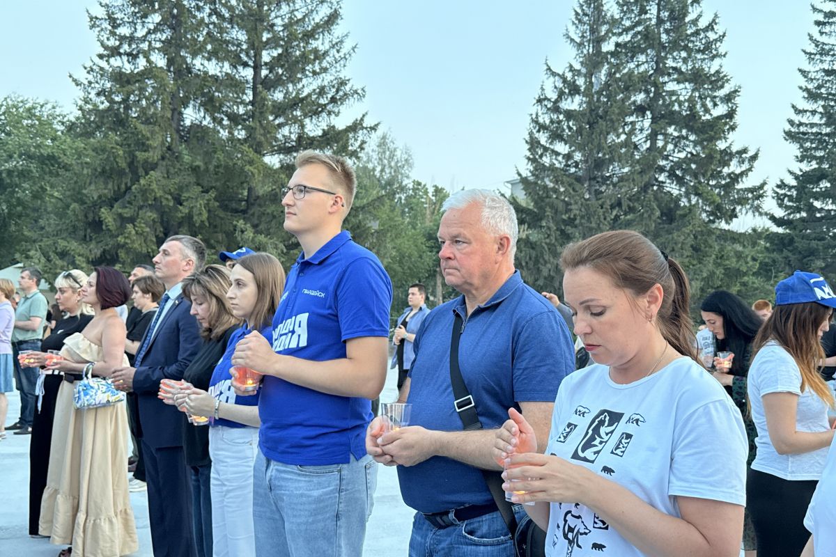 «Единая Россия» и «Волонтёры победы» провели в Новосибирске акцию «Огненные картины войны»