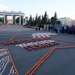 «Огненная картина войны»: в Саранске на площади Победы зажглась инсталляция из 6 тысяч свечей