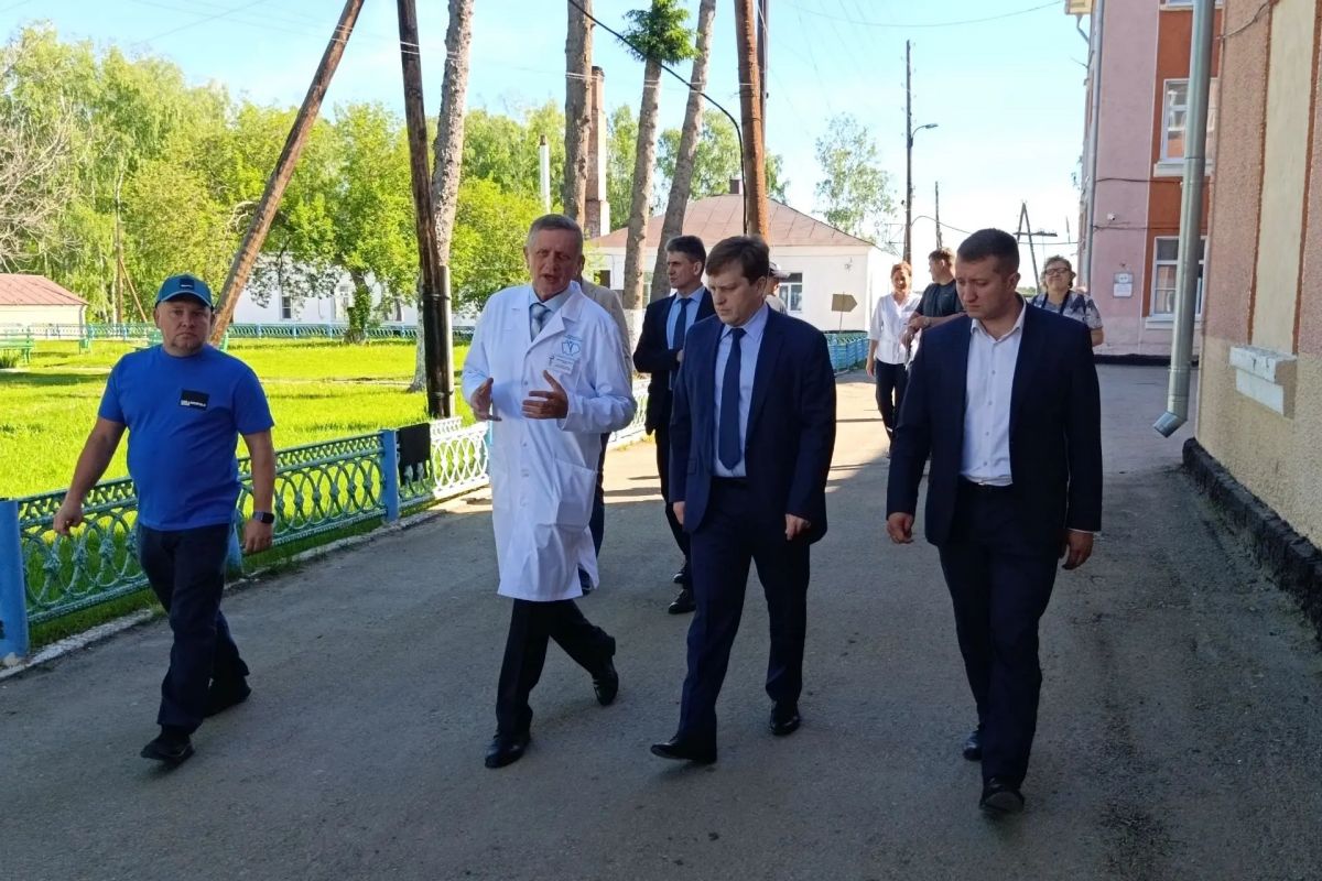 Победители предварительного голосования «Единой России» посетили строящиеся поликлиники в Алтайском крае
