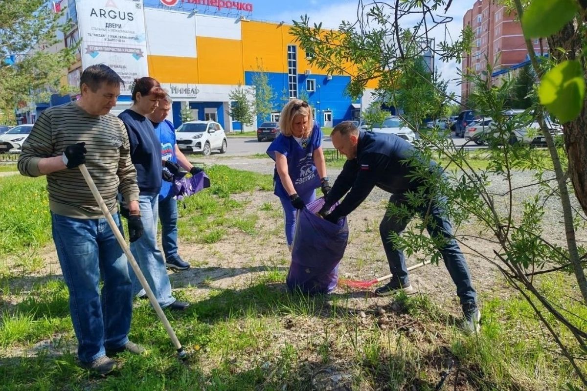 При участии «Единой России» на субботниках в муниципалитетах ХМАО наводят чистоту и высаживают деревья