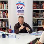 Московские муниципальные депутаты провели приемы по вопросам материнства и детства на открытом воздухе