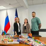 Единороссы вместе с югорчанами собирают «Коробки храбрости» для юных пациентов больниц