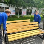Олег Садовских передал лавочки для парка в подшефной Ясиноватой