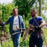 Активисты «Единой России» проводят субботники, высаживают деревья и цветы в регионах