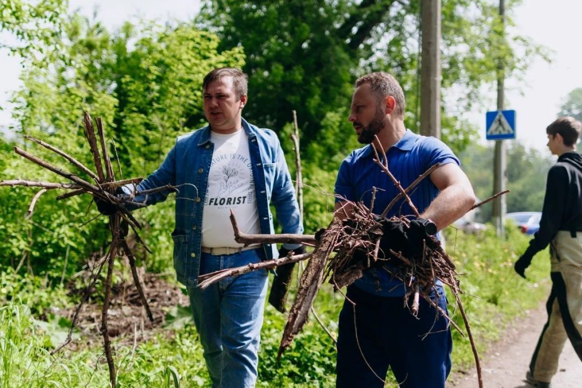 Активисты «Единой России» проводят субботники, высаживают деревья и цветы в регионах