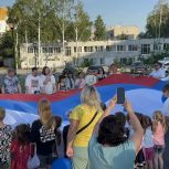 Активисты проекта «Женское движение Единой России» развернули флаг России в парке Заводского района