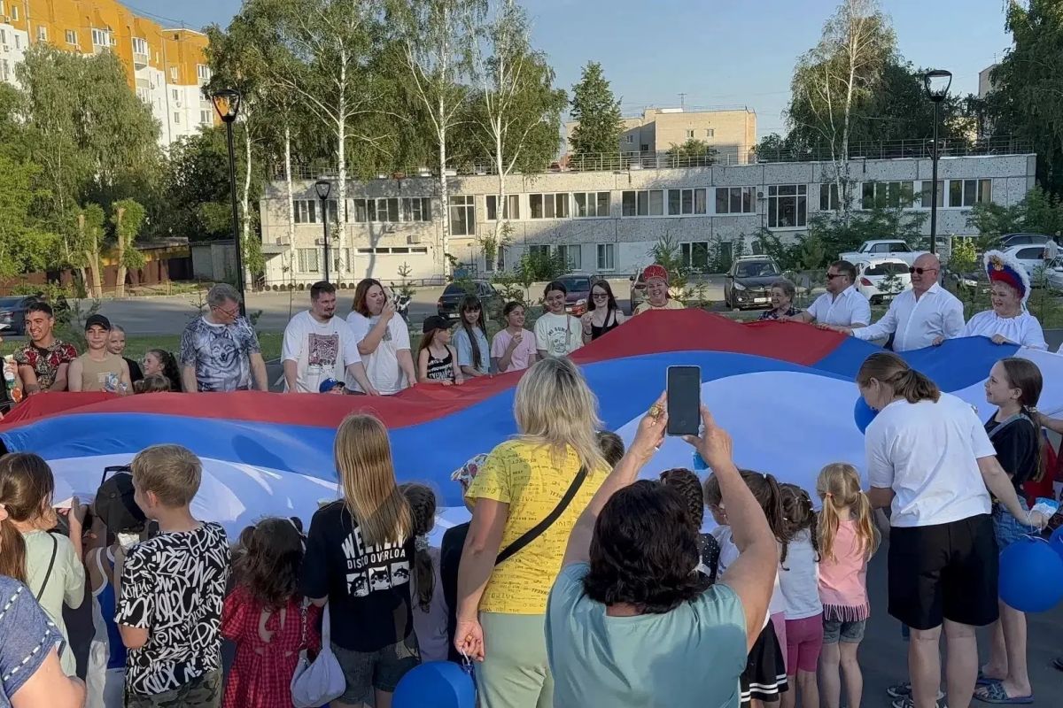 Активисты проекта «Женское движение Единой России» развернули флаг России в парке Заводского района