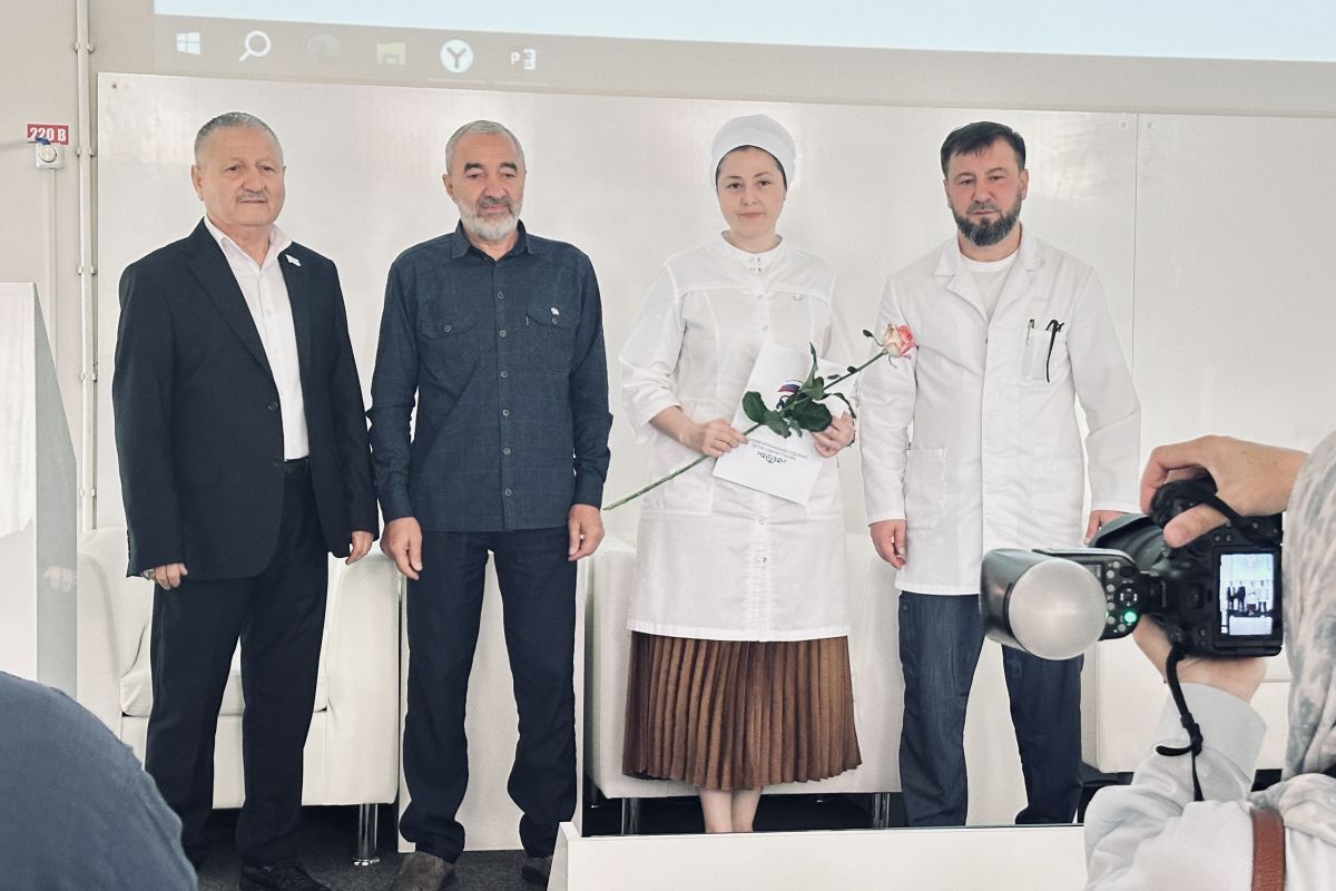 В Грозном партийцы поздравили врачей ведущих республиканских клиник с Днем медицинского работника