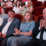 Депутаты Законодательного Собрания Свердловской области от партии «Единая Россия» Виктор Якимов и Анна Соломеина поздравили медицинских работников Каменска-Уральского с профессиональным праздником