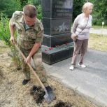 Вольские активисты «Единой России» благоустроили территорию у мемориала Герою Великой Отечественной войны