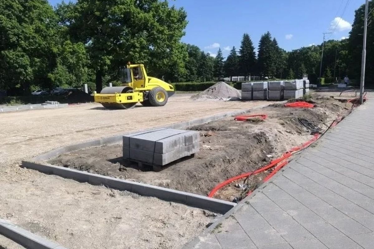 По проекту «Городская среда» в Черняховске начали благоустраивать новое парковочное пространство