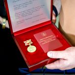 Директор Центра развития Евгений Андриенко вручил трем жительницам Западного округа памятные знаки в честь 85-летия битвы за Москву