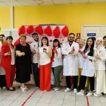 Единороссы Радужного провели акцию «Красное платье. Сердце женщины»