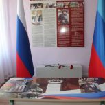 В школе поселка Металлист открыли Парту Героя в память о журналистах ВГТРК