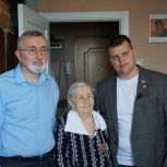Герой России Эдуард Казымов поздравил тружениц тыла северо-запада Москвы и передал подарки от Президента