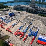 «Молодая Гвардия Единой России» провела в Москве флешмоб ко Дню России