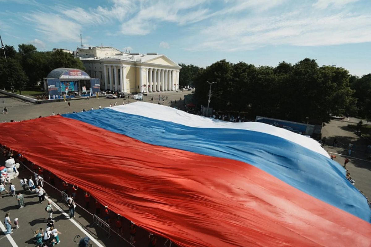 «Единая Россия» объединила регионы акциями с развёртыванием триколоров