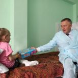 Игорь Кобзев поздравил маленьких пациентов иркутских больниц с Днем защиты детей