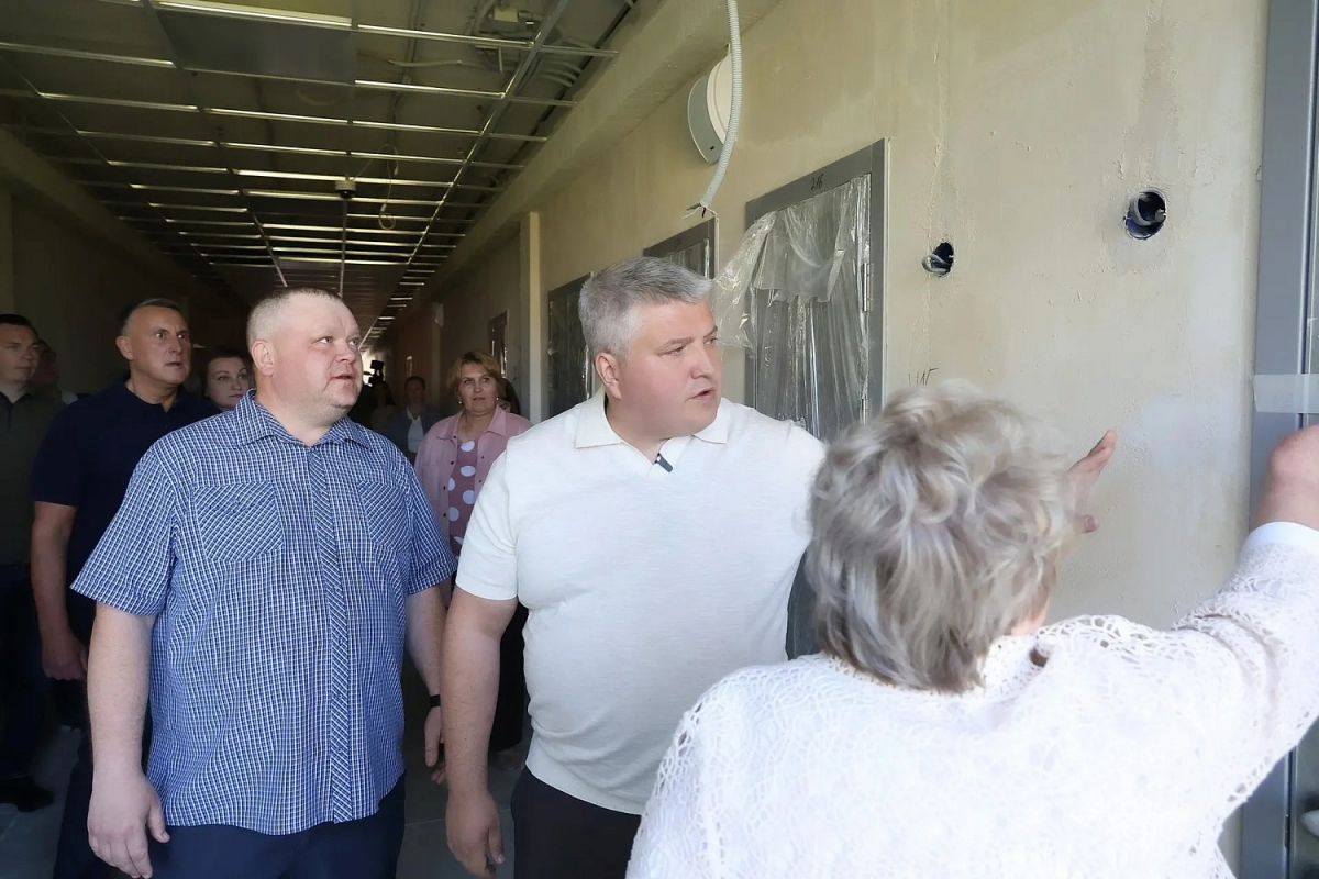 "Партийный десант" высадился в новгородской школе №16, где идет ремонт