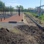 Депутат от «Единой России» проверила строительство спортплощадки в кузбасском поселке