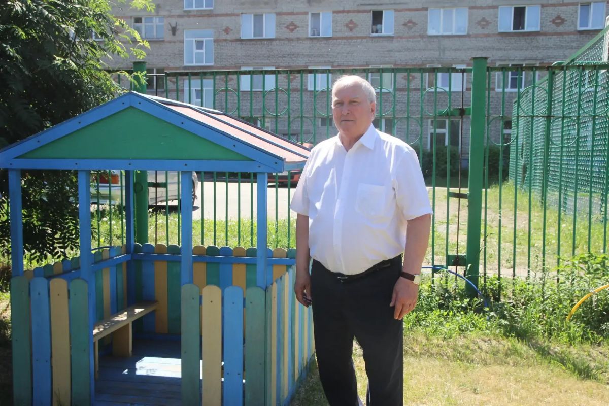Депутат Законодательного Собрания Владимир Березовский благоустроил десятки детских площадок