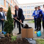 Вице-спикер Госдумы Петр Толстой в рамках программы озеленения Москвы принял участие в акции у центра семейного воспитания в Кузьминках