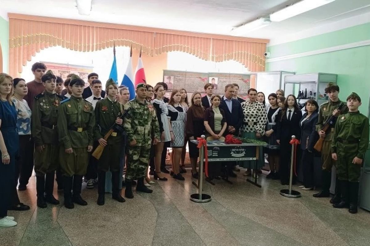В Пойковском «Единая Россия» открыла «Парту Героя» имени участника СВО