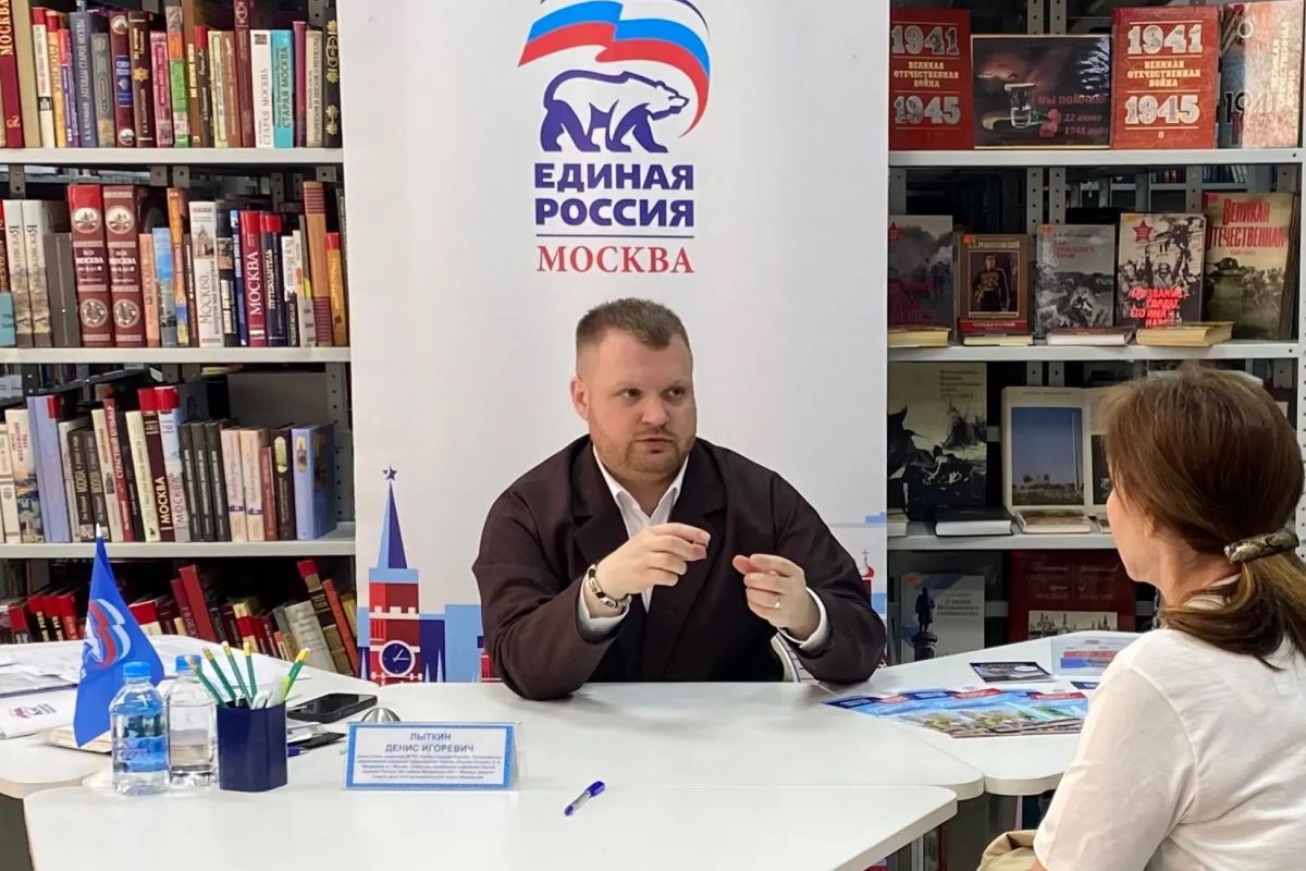 Московские муниципальные депутаты провели приемы по вопросам материнства и детства на открытом воздухе