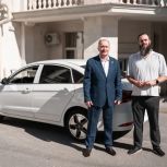 Дмитрий Белик передал электромобиль автоволонтерам «Единой России»