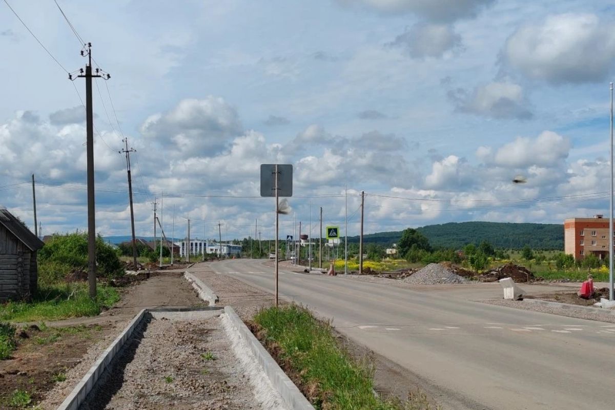 В Усть-Катавском округе продолжается обустройство пешеходной дорожки по улице Автодорожной